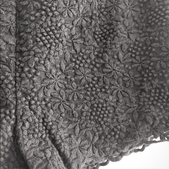 ✨Embroidered short shorts by Forever 21 - Size M✨ - Picture 5 of 5